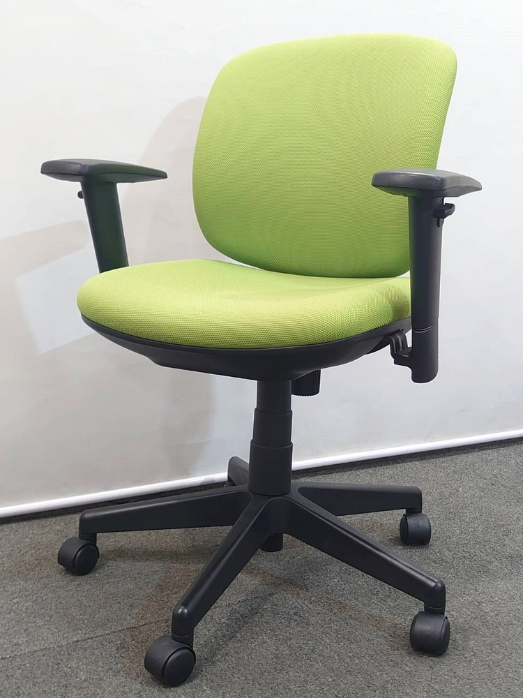 オフィスチェア キャスターチェア 可動肘付き プラス プリセア 中古